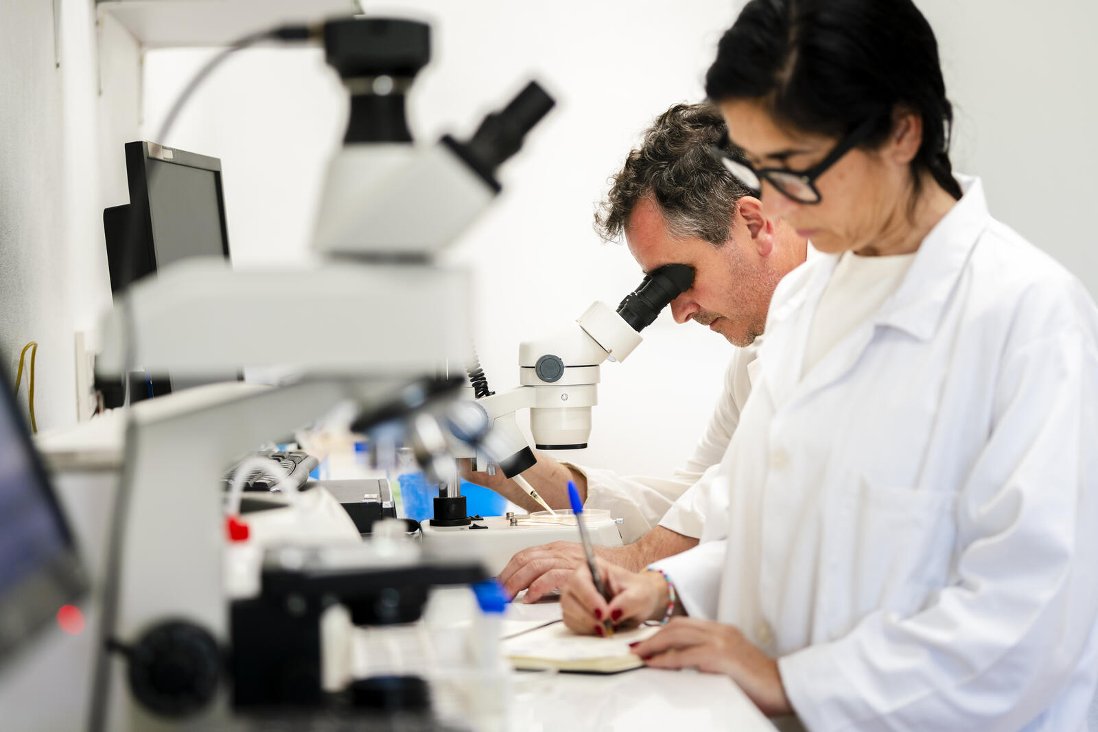Equipo científico FEROD trabajando en laboratorio de ranicultura